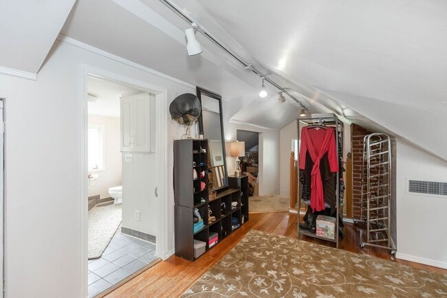 Building Photo - Fantastic West Plaza Bungalow