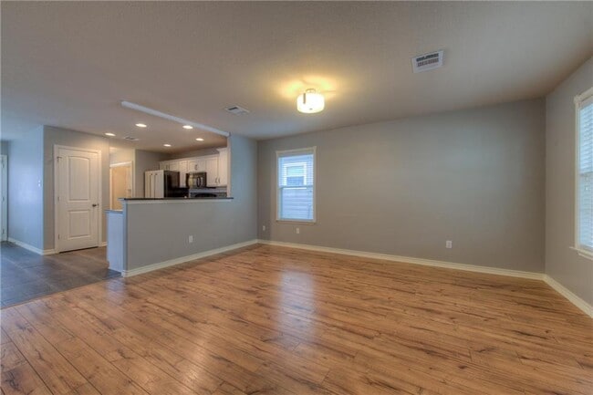 Building Photo - 712 Alamo Plaza Dr