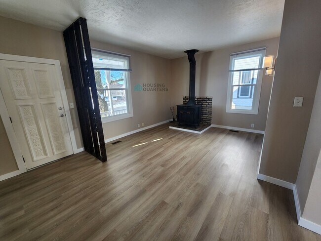 Building Photo - This 3-bed, 1-bath home features original woodwork, a covered front porch, a fenced yard, and an ...