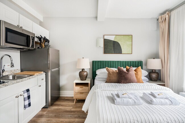 Building Photo - 240 W 73rd St