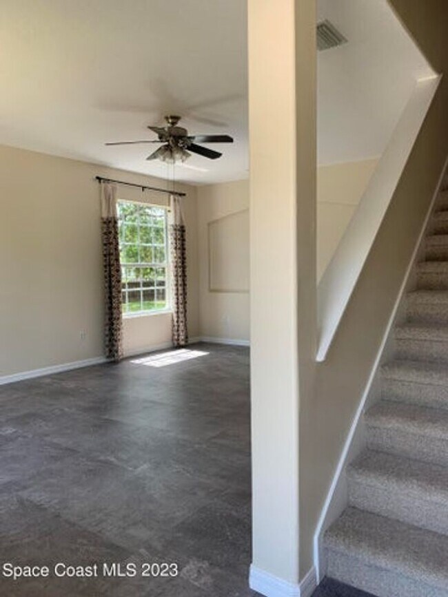 Building Photo - Beautiful Spacious Home