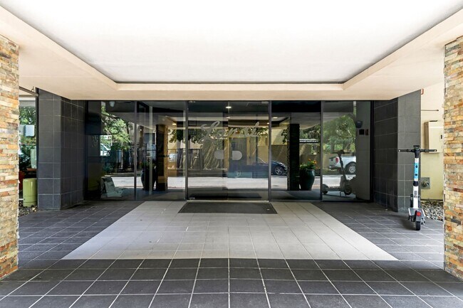 Building Photo - Stunning 2BD/2BA Condo Located in the hear...