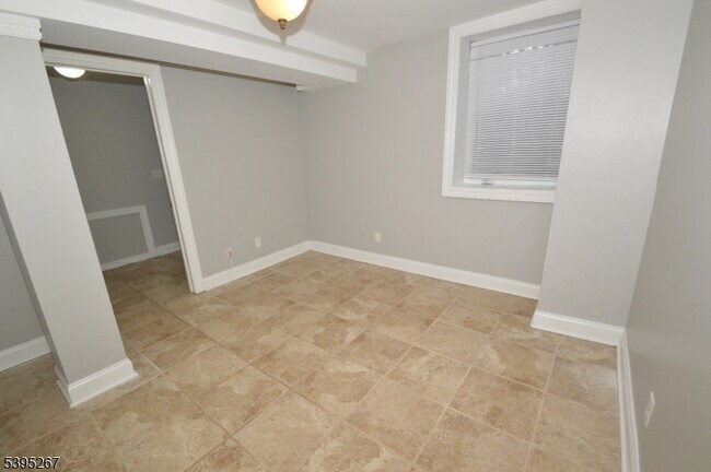 Building Photo - 139 Forest St