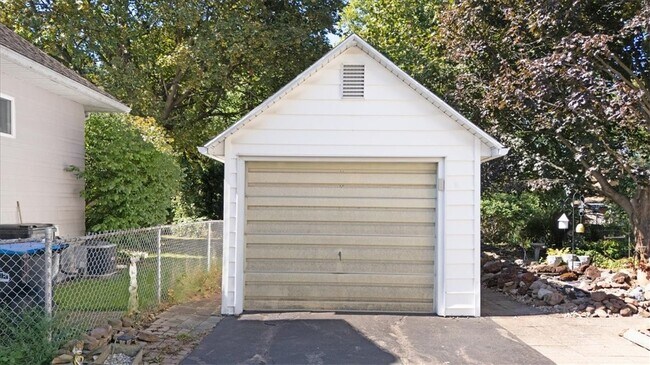 Building Photo - 92 Veness Ave