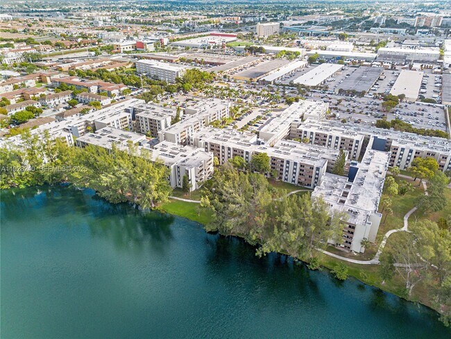 Building Photo - 10000 NW 80th Ct