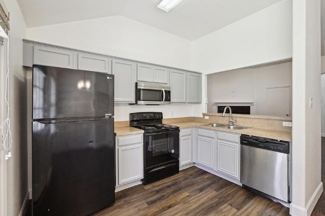 Building Photo - "Charming 3-Bedroom Home Just Minutes from Downtown Dallas!"
