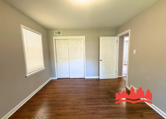 Building Photo - Welcome to this spacious 5-bedroom house
