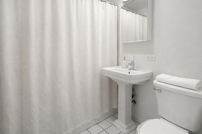 Building Photo - 677.5 W Wrightwood Ave