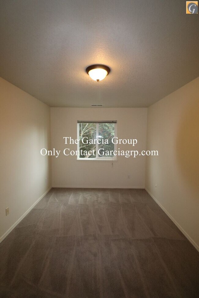 Building Photo - Great 4 bedroom 2.5 bathroom Single Family...