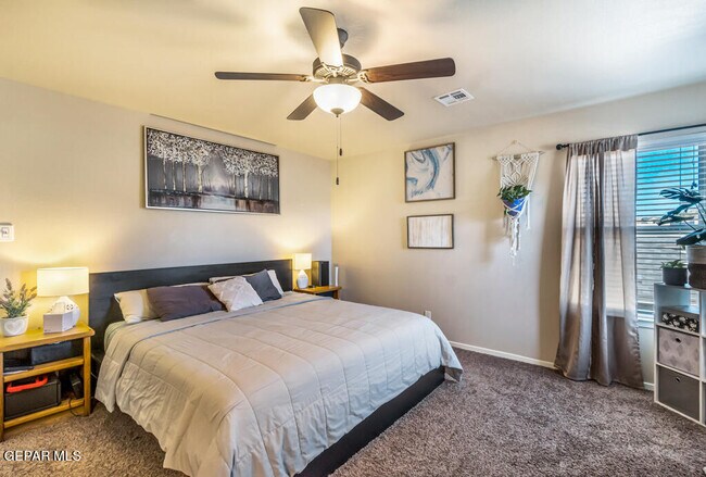 Building Photo - 12581 Blue Heron Dr