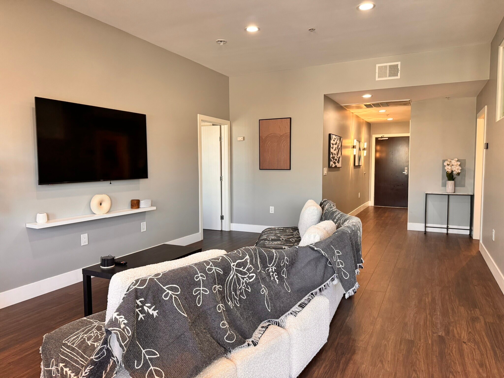 Building Photo - 889 Date St