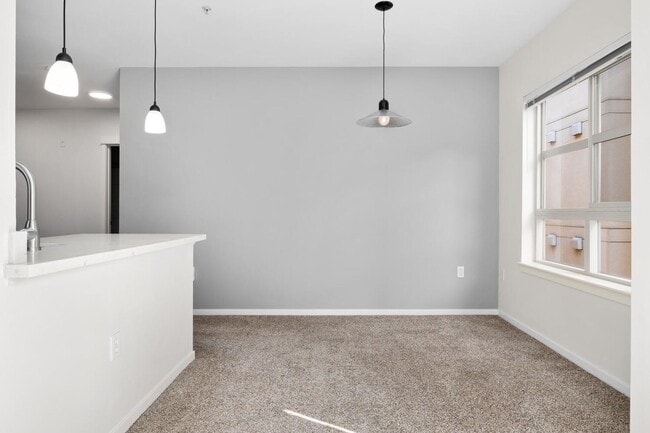 Building Photo - Beautiful 2 Bed 1.75 Bath Condo in Downtown Bellevue