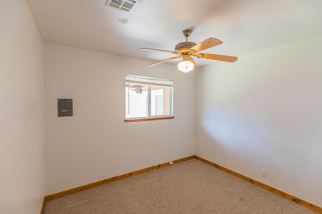 Building Photo - Beautiful 3 bedroom 1 bathroom home