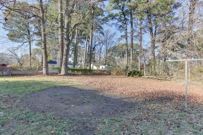 Building Photo - Charming Renovated Home with Modern Upgrades and Spacious Yard!