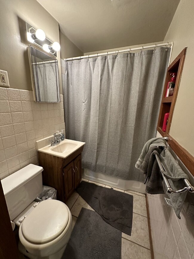 Building Photo - 4 Bed 2 Bath with AC close to UWEC!