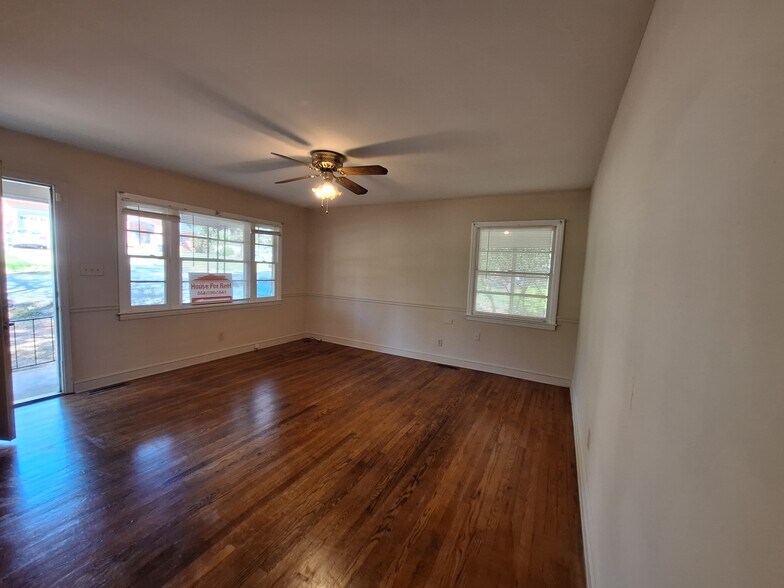 Building Photo - 412 Azalea Dr