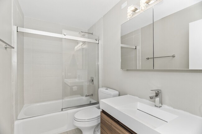 Building Photo - 110 E Delaware Pl