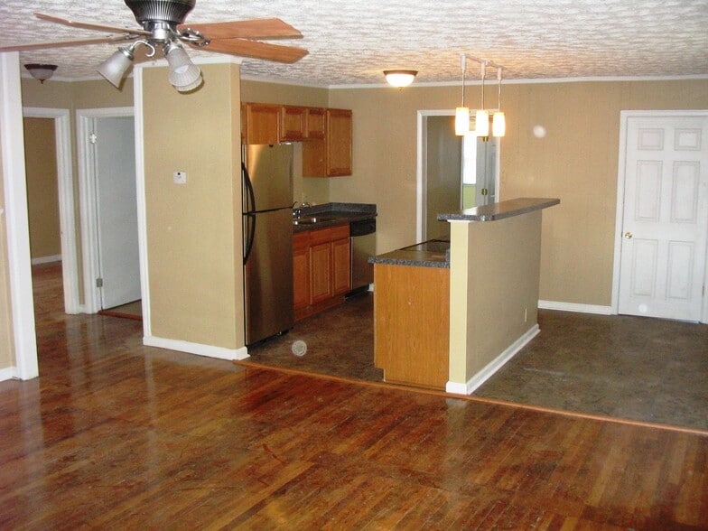 Building Photo - 576 Emery Ct