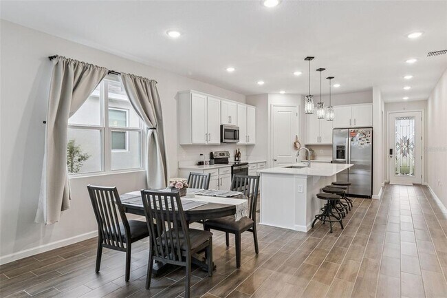 Building Photo - 654 Heritage Sq Dr