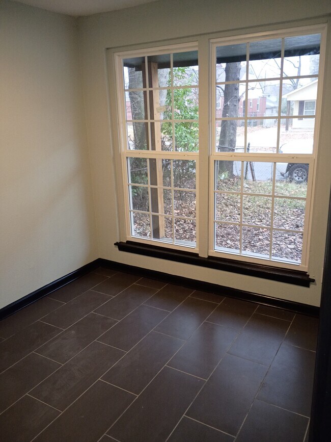 Building Photo - 2392 Zanone Ave