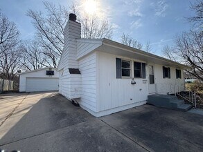 Building Photo - 3 bedroom 2 bath home in Bettendorf