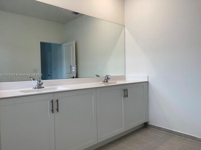 Building Photo - 2682 SE 11th Ct