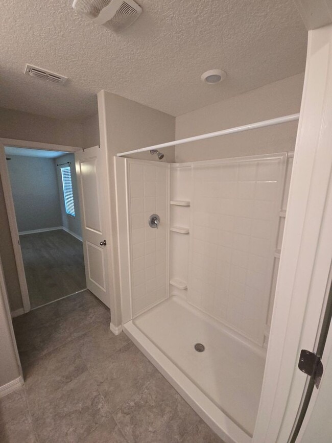 Building Photo - Gorgeous 4-Bedroom, 2.5-Bathroom Home in R...