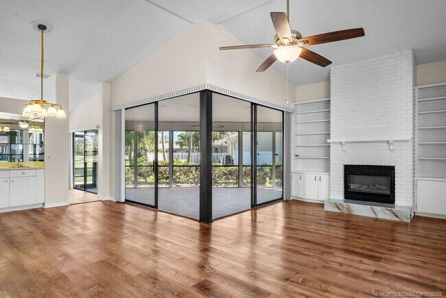 Building Photo - 2386 SW Creekside Dr