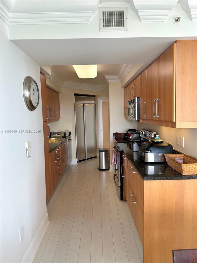 Building Photo - 16500 Collins Ave