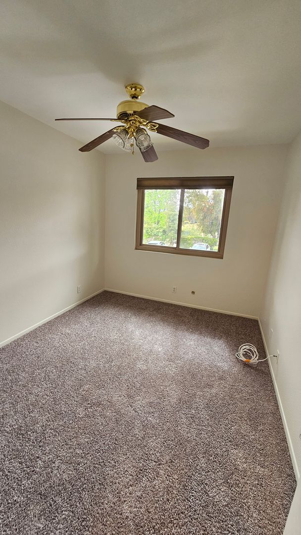 Building Photo - Centrally Located Simi 2 Bed 2 Bath Condo....