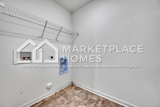 Building Photo - 1027 Park View Dr