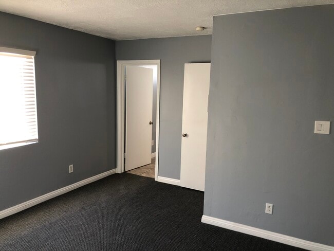Building Photo - 447 E Merlayne Dr