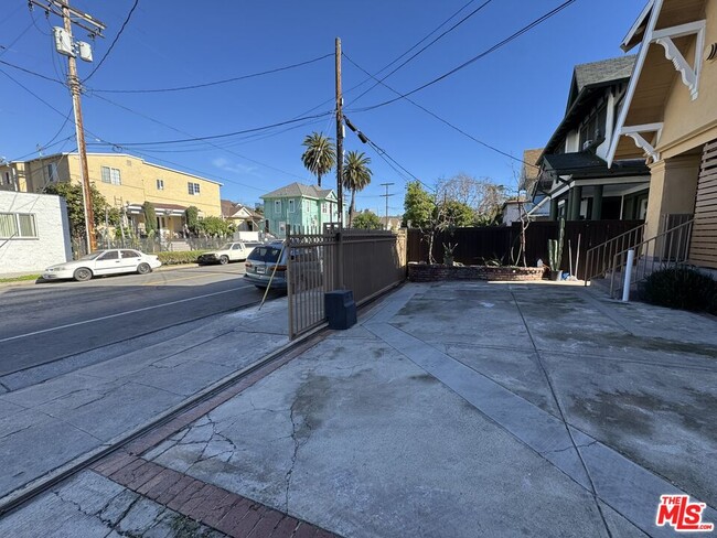 Building Photo - 2024 W 12th St