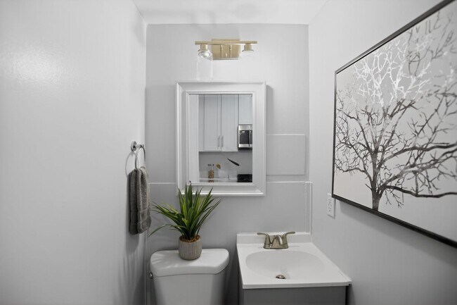 Building Photo - wonderful 3BR 1.5 Bath in the H st Corridor