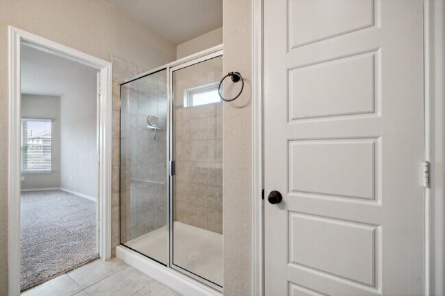 Building Photo - Price Improvement! This 4 bed, 2.5 bath ho...