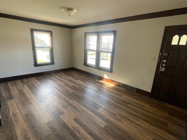 Building Photo - Dawes, 306-308