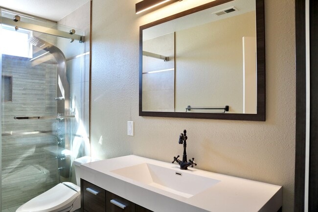 Building Photo - Luxurious 3-bedroom home - beautiful, must...