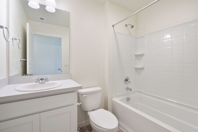 Building Photo - 3 bedroom, 2 1/2 bath home in Tailholt!