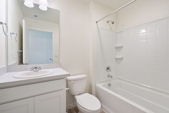 Building Photo - 815 Elias Tarn Dr