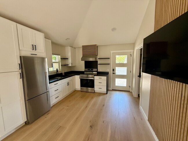 Building Photo - 26552-26552 Royale Dr