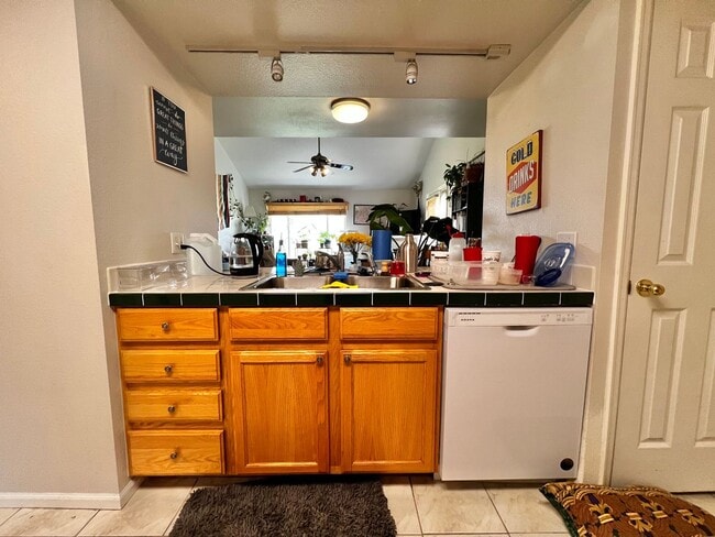 Building Photo - 2 Bed Charmer with Mountain Backdrop