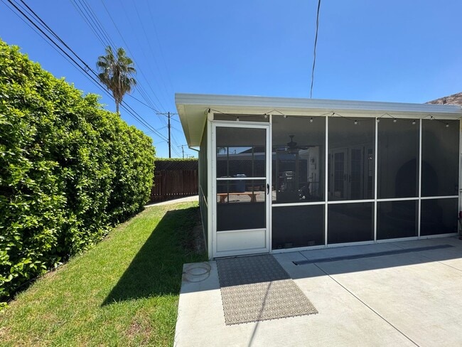 Building Photo - Excellent Location! 4Bed 2Bath Wood Floori...