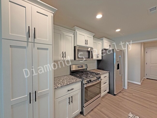 Building Photo - **Gorgeous 4-Bedroom Home in Olde World Estates Subdivision**