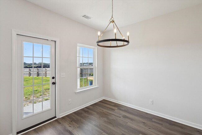 Building Photo - AVAILABLE JULY 2025 [PET FRIENDLY]