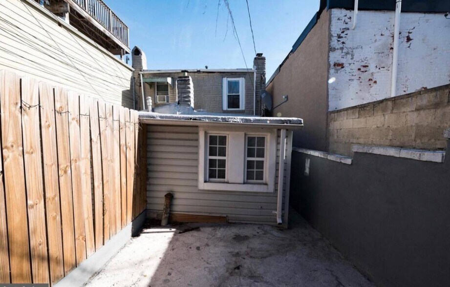 Building Photo - 618 S Rose St