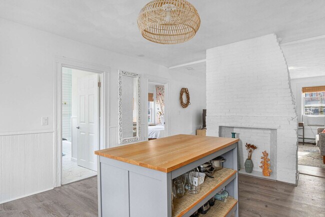 Building Photo - 136 Main St