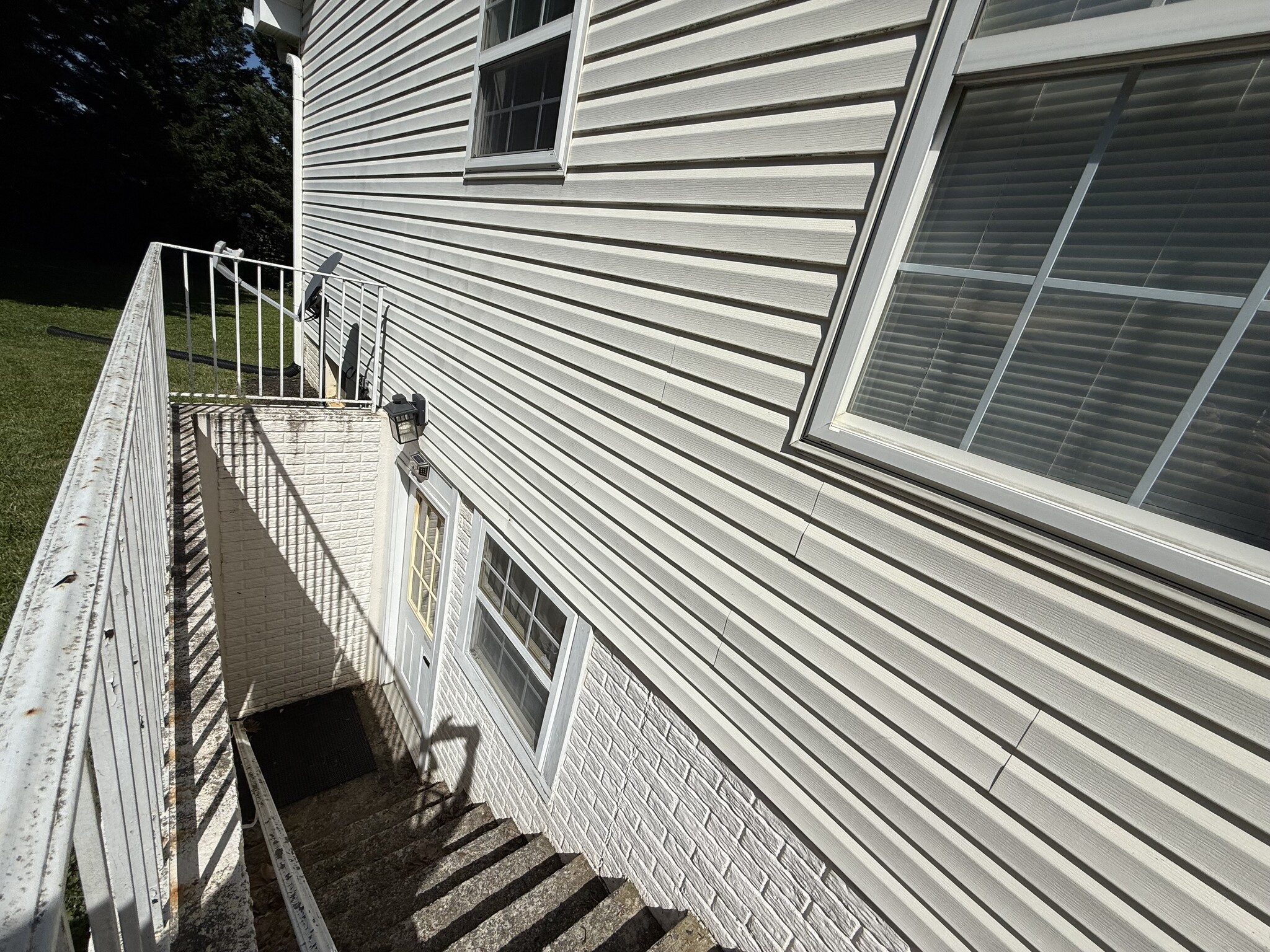 Building Photo - 815 Aztec Dr
