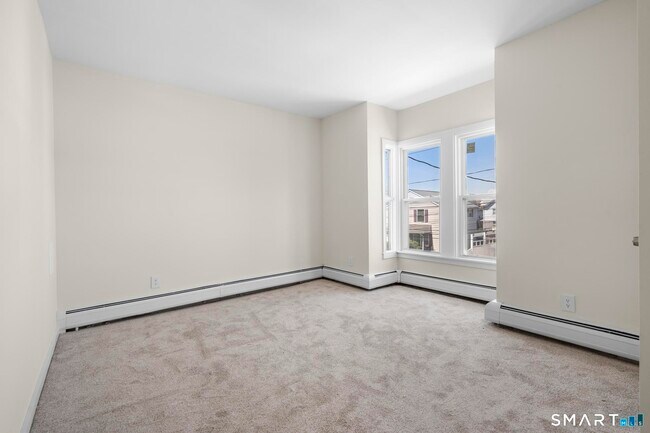 Building Photo - 704 Maple St