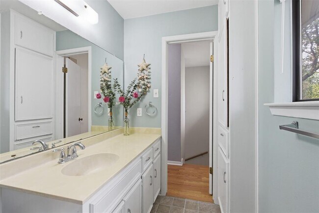 Building Photo - 105 Norwood Dr