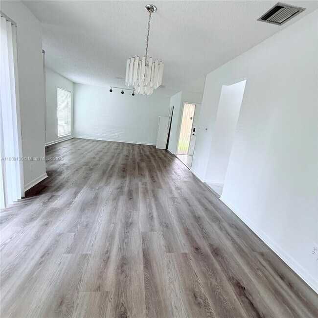 Building Photo - 6183 Live Oak Ct